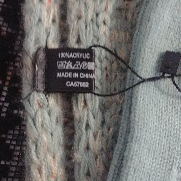 NWT Hat Scarf And Mitten Set - Picture 5 of 8